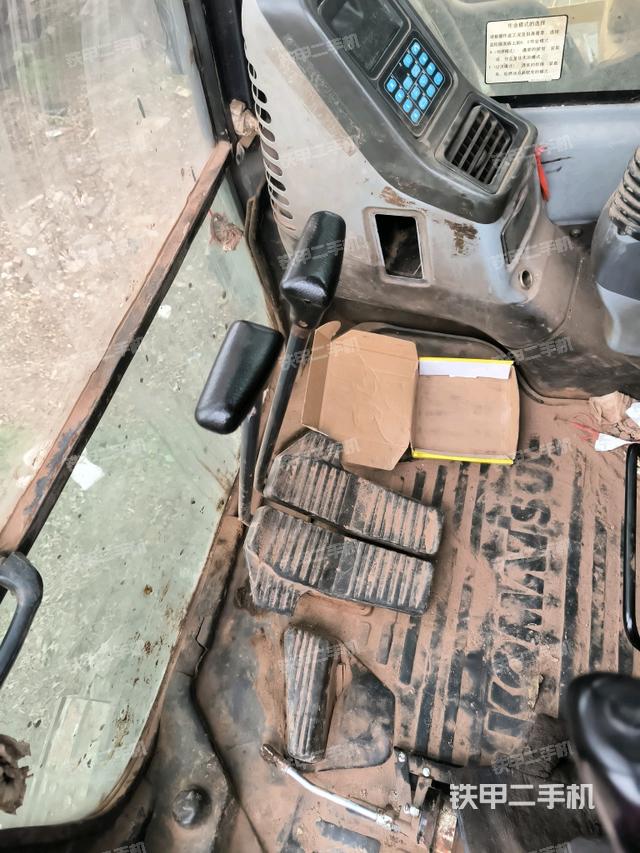 行走控制手柄和踏板?俯拍（駕駛室部分）