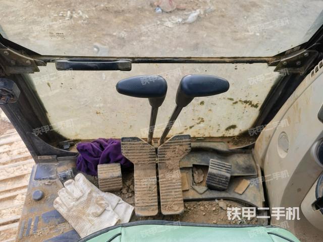 行走控制手柄和踏板?俯拍（駕駛室部分）