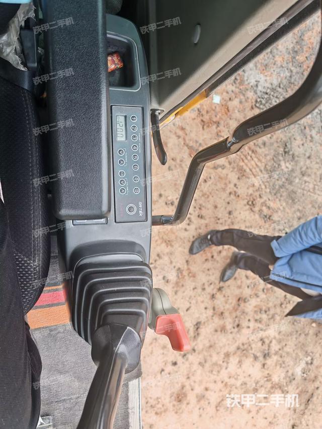 座椅左侧控制台/音响/含左手柄(驾驶室部分) 座椅左侧控制台/音响/含左手柄(驾驶室部分)