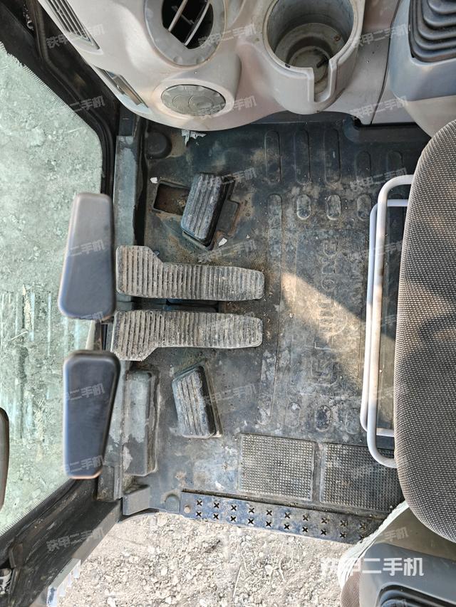 行走控制手柄和踏板?俯拍（駕駛室部分）