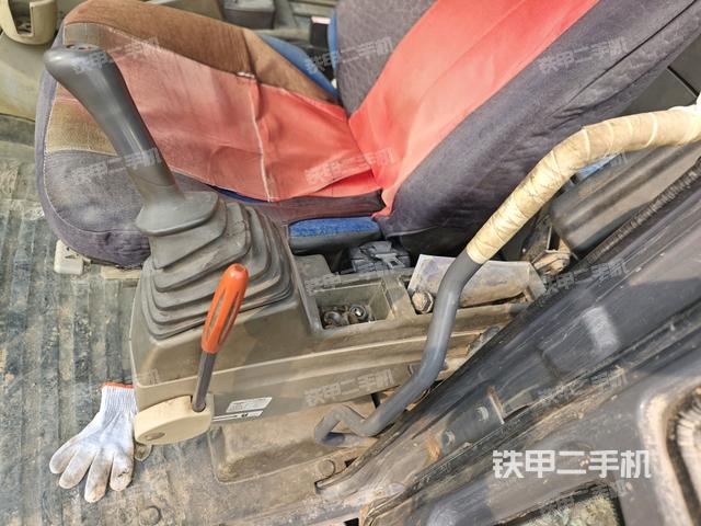 行走控制手柄和踏板?俯拍(駕駛室部分) 行走控制手柄和踏板?俯拍(駕駛室部分)