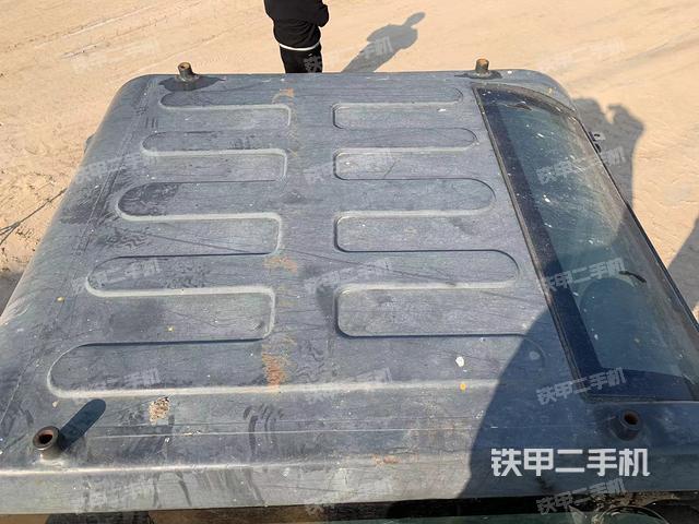 駕駛室頂部(整機(jī)外觀) 駕駛室頂部(整機(jī)外觀)