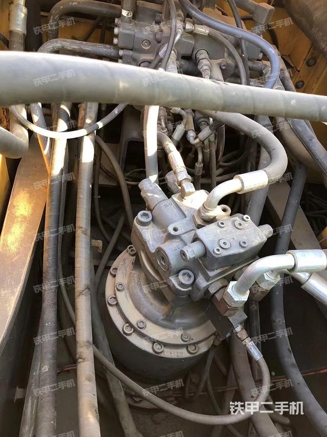 回轉(zhuǎn)馬達(dá)和主控閥(整機(jī)外觀) 回轉(zhuǎn)馬達(dá)和主控閥(整機(jī)外觀)