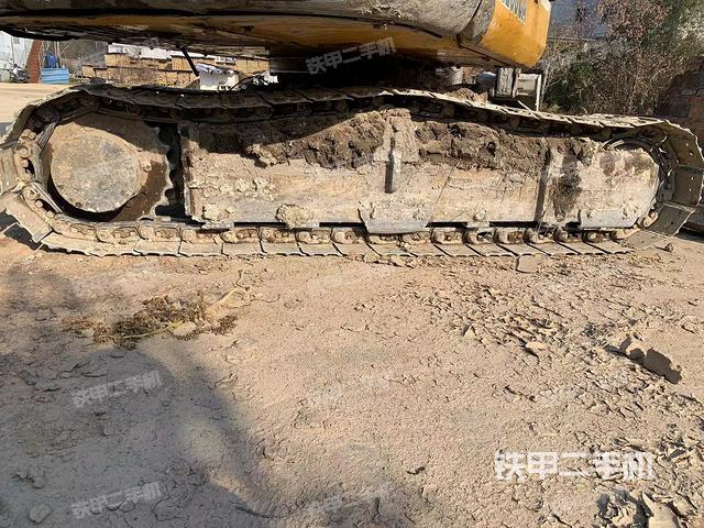 單側(cè)履帶整體(整機(jī)外觀) 單側(cè)履帶整體(整機(jī)外觀)