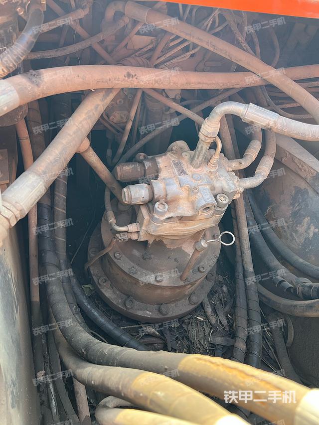 回轉(zhuǎn)馬達(dá)和主控閥（整機(jī)外觀）