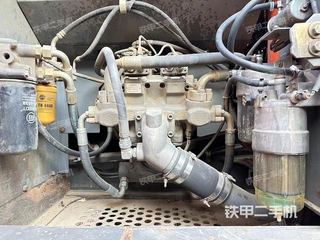 液压泵舱室正面整体（整机外观）