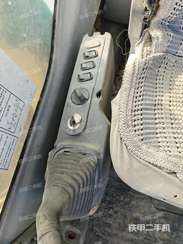 座椅右側控制臺/鑰匙門/油門/含右手柄（駕駛室部分）