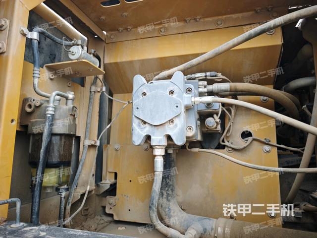 液壓泵艙室正面整體(整機外觀) 液壓泵艙室正面整體(整機外觀)