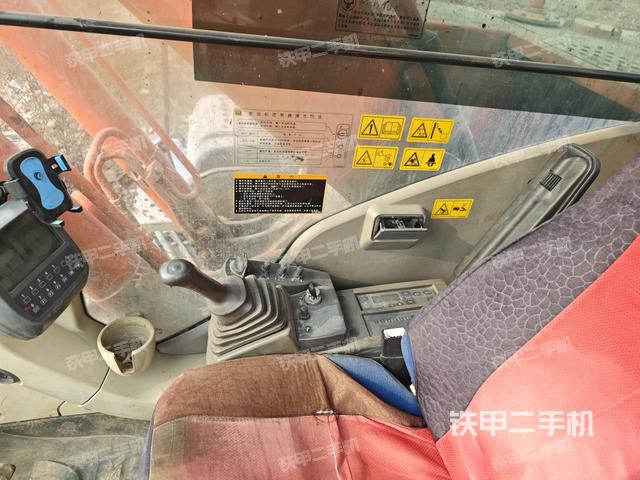 座椅右側(cè)控制臺/鑰匙門/油門/含右手柄(駕駛室部分) 座椅右側(cè)控制臺/鑰匙門/油門/含右手柄(駕駛室部分)