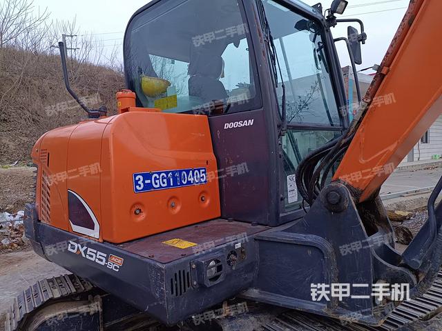 駕駛室整體(整機外觀) 駕駛室整體(整機外觀)