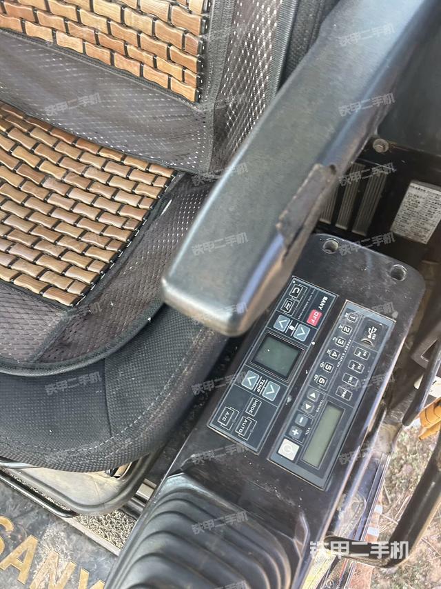 行走控制手柄和踏板?俯拍(駕駛室部分) 行走控制手柄和踏板?俯拍(駕駛室部分)