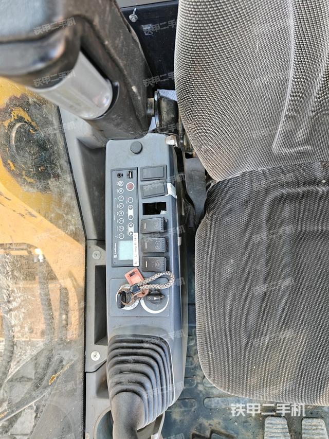 座椅右側(cè)控制臺(tái)/鑰匙門(mén)/油門(mén)/含右手柄（駕駛室部分）