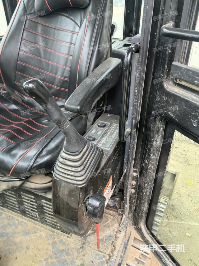 座椅右側(cè)控制臺(tái)/鑰匙門/油門/含右手柄（駕駛室部分）