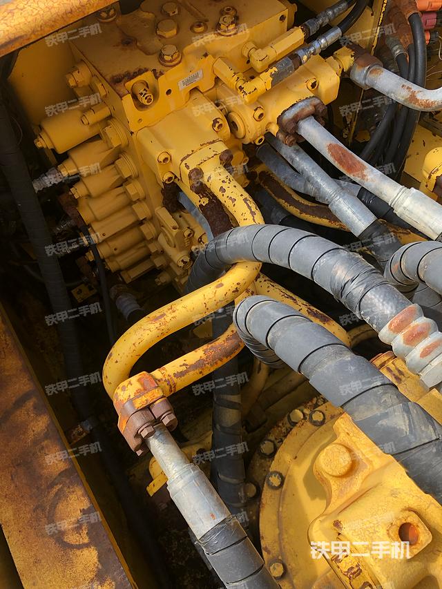 回转马达和主控阀（整机外观）