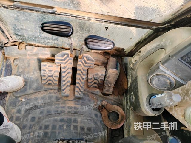 行走控制手柄和踏板?俯拍（駕駛室部分）