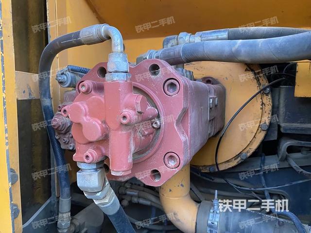 液壓泵艙室正面整體（整機外觀）