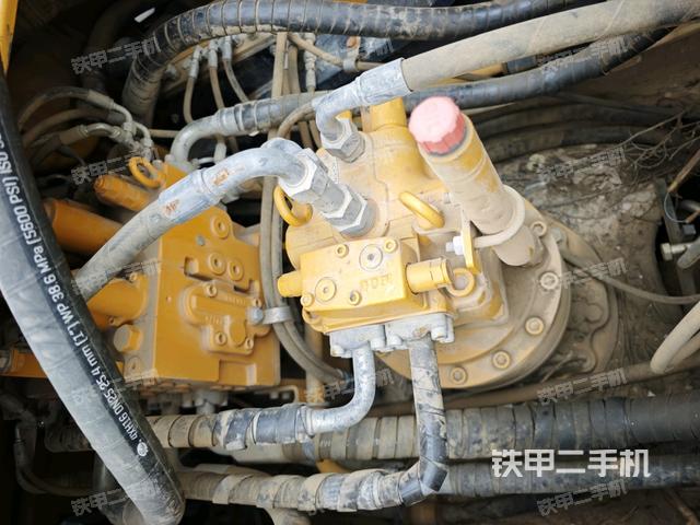 回轉(zhuǎn)馬達和主控閥(整機外觀) 回轉(zhuǎn)馬達和主控閥(整機外觀)