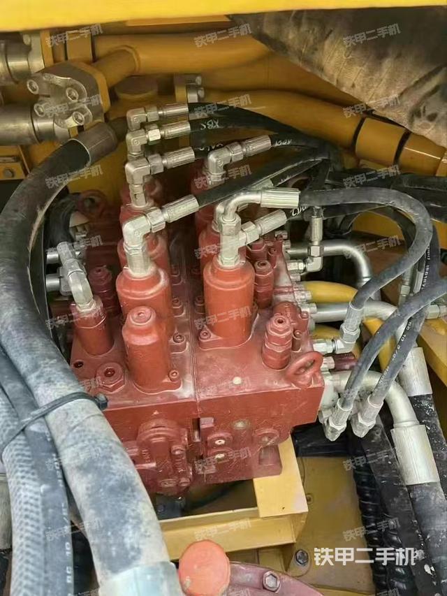 回轉(zhuǎn)馬達(dá)和主控閥（整機(jī)外觀）