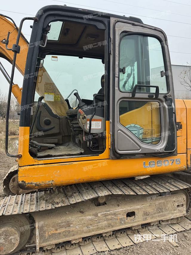 ?駕駛室正側(cè)（駕駛室部分）