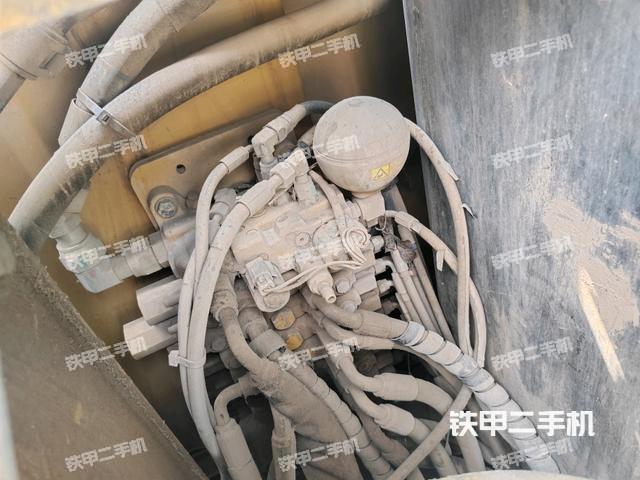 回转马达和主控阀（整机外观）