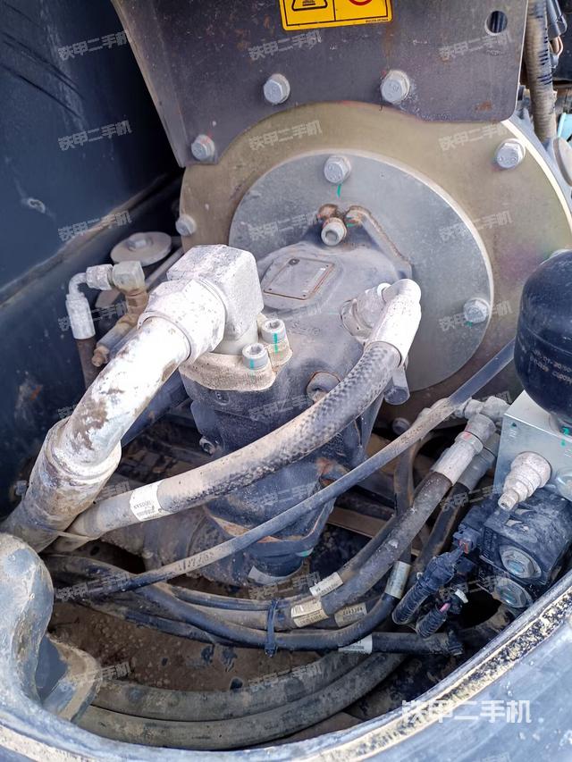 液壓泵艙室正面整體(整機外觀) 液壓泵艙室正面整體(整機外觀)