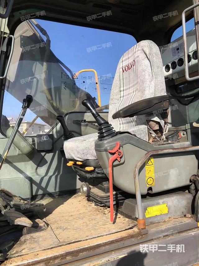 駕駛室整體(整機(jī)外觀) 駕駛室整體(整機(jī)外觀)