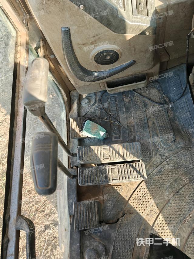 行走控制手柄和踏板?俯拍（駕駛室部分）