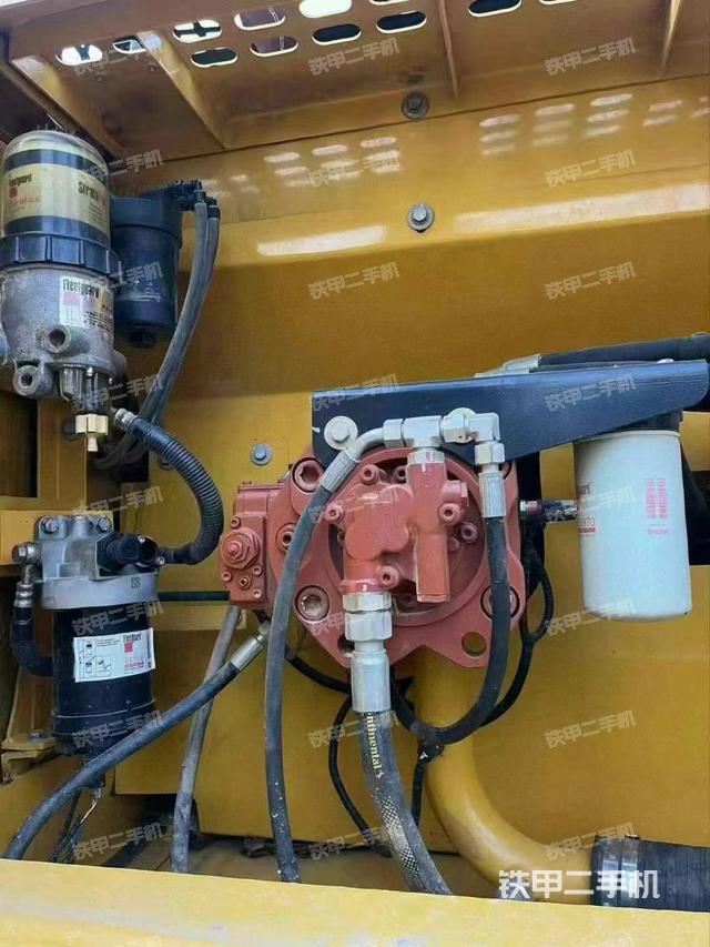 液壓泵艙室正面整體（整機(jī)外觀）