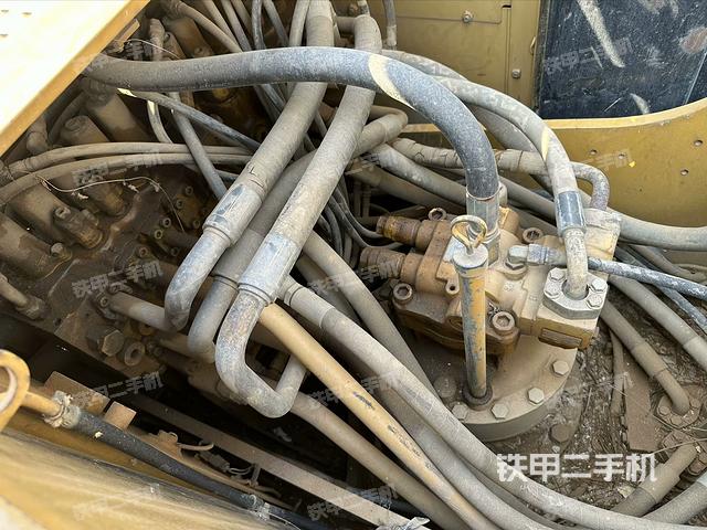 回转马达和主控阀（整机外观）