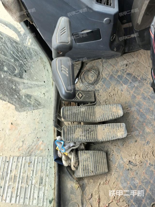 行走控制手柄和踏板?俯拍（駕駛室部分）