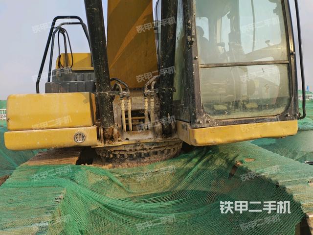 轉(zhuǎn)盤(pán)和下車(chē)架正前(工作和回轉(zhuǎn)裝置) 轉(zhuǎn)盤(pán)和下車(chē)架正前(工作和回轉(zhuǎn)裝置)