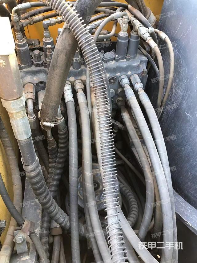 回轉(zhuǎn)馬達(dá)和主控閥（整機(jī)外觀）