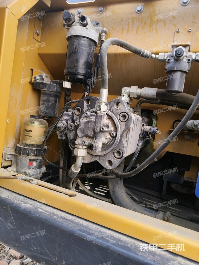 液壓泵艙室正面整體(整機(jī)外觀) 液壓泵艙室正面整體(整機(jī)外觀)