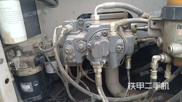 液壓泵艙室正面整體（整機外觀）