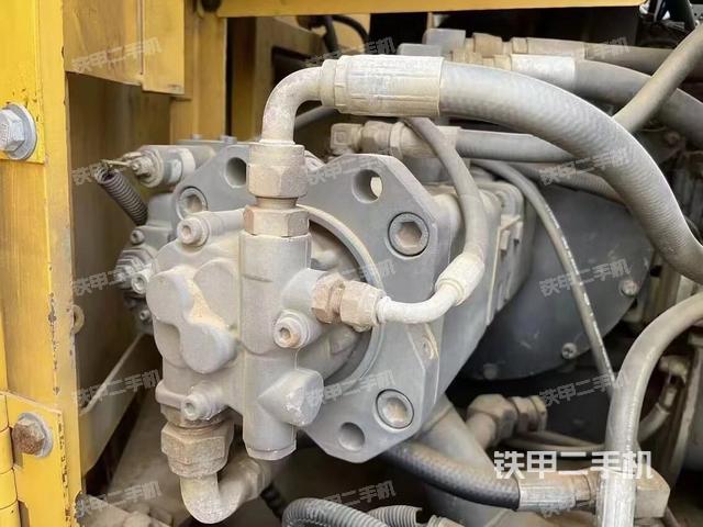 液壓泵艙室正面整體（整機外觀）