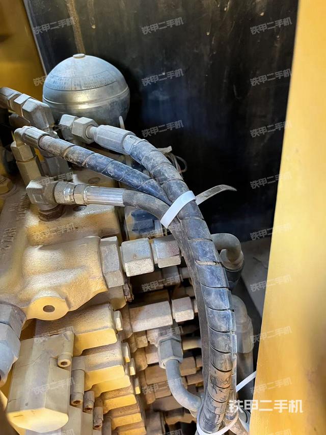 回转马达和主控阀（整机外观）