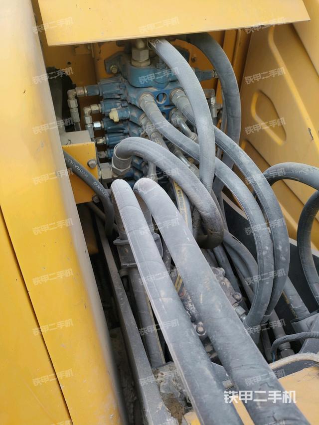 回轉(zhuǎn)馬達和主控閥(整機外觀) 回轉(zhuǎn)馬達和主控閥(整機外觀)