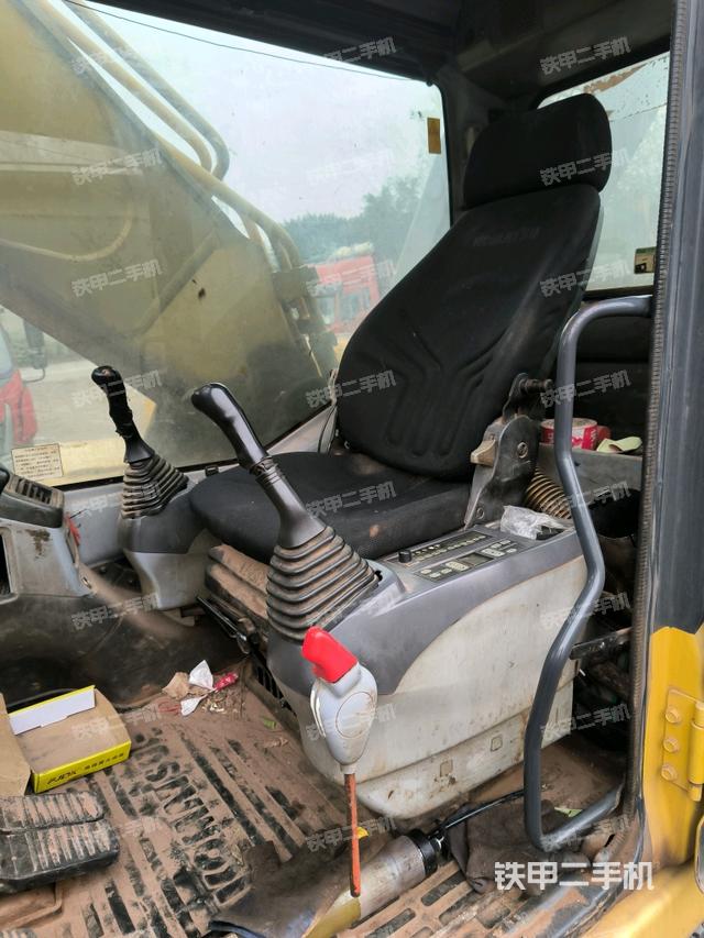 左后方玻璃角標（駕駛室部分）