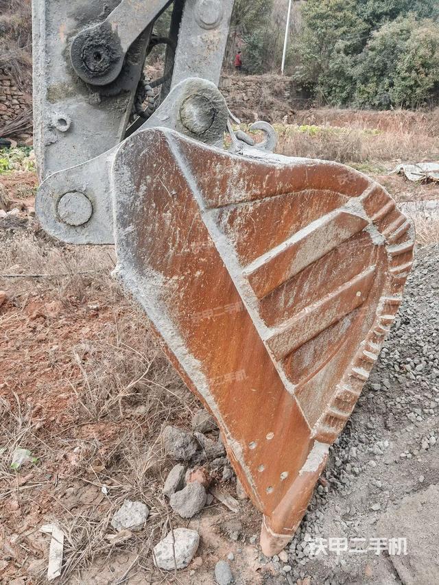 铲斗右后整体(工作和回转装置) 铲斗右后整体(工作和回转装置)