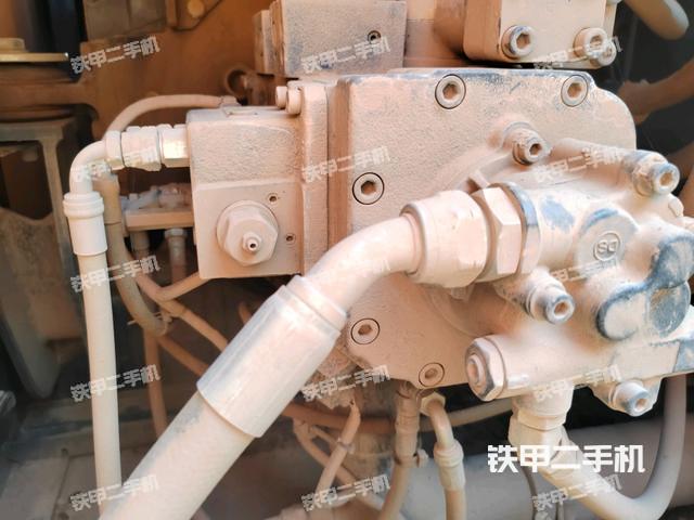 液压泵舱室正面整体（整机外观）