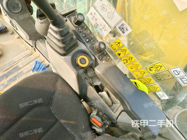 座椅右側(cè)控制臺(tái)/鑰匙門(mén)/油門(mén)/含右手柄(駕駛室部分) 座椅右側(cè)控制臺(tái)/鑰匙門(mén)/油門(mén)/含右手柄(駕駛室部分)