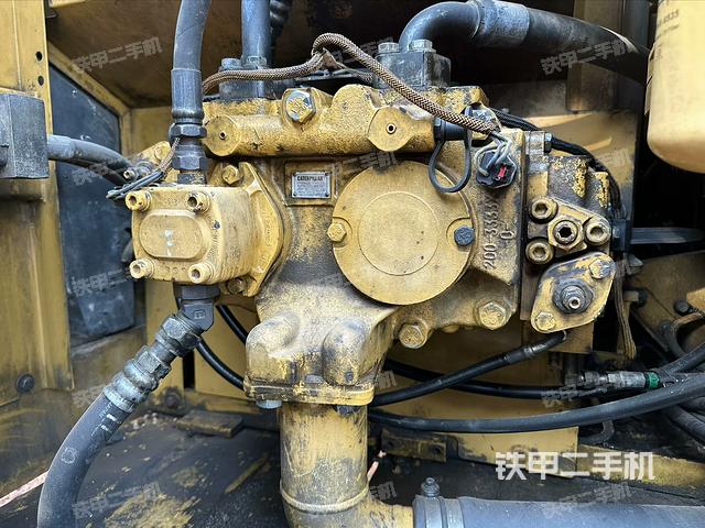 液压泵舱室正面整体（整机外观）