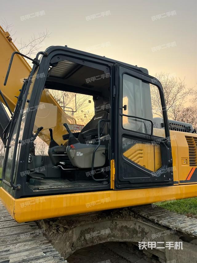 駕駛室左前45度（駕駛室部分）