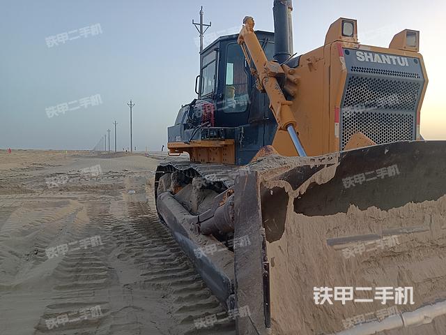 山推SD32标准型推土机