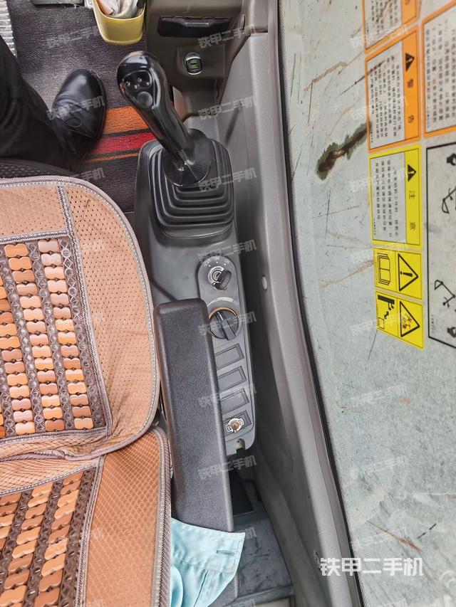 座椅右侧控制台/钥匙门/油门/含右手柄(驾驶室部分) 座椅右侧控制台/钥匙门/油门/含右手柄(驾驶室部分)