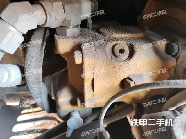 液压泵舱室正面整体（整机外观）