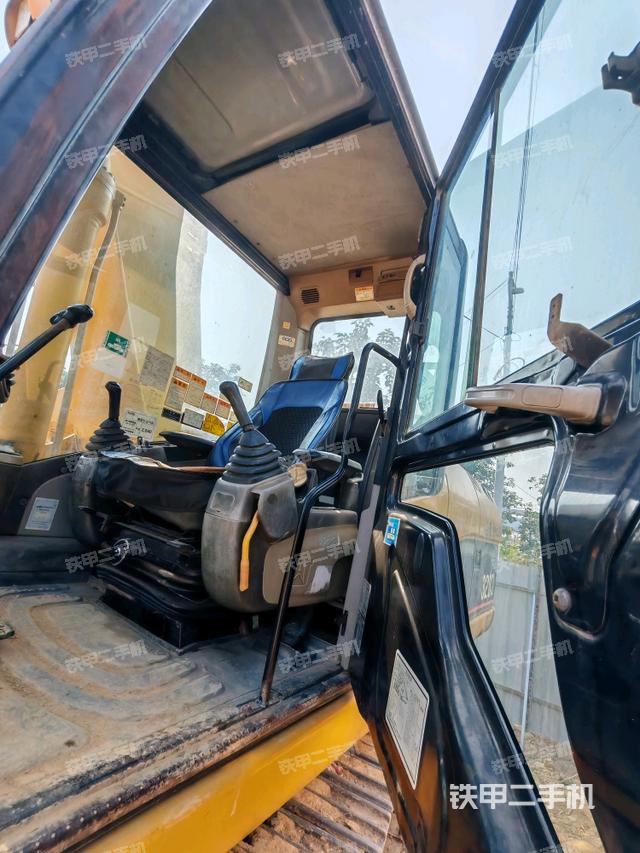 行走控制手柄和踏板?俯拍（駕駛室部分）