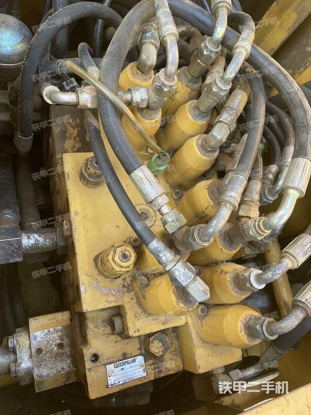 回转马达和主控阀（整机外观）