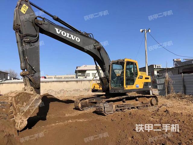 駕駛室頂部(整機(jī)外觀) 駕駛室頂部(整機(jī)外觀)