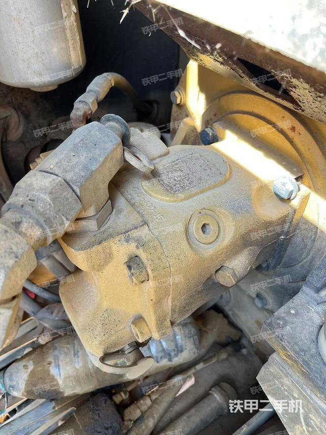 液压泵舱室正面整体（整机外观）